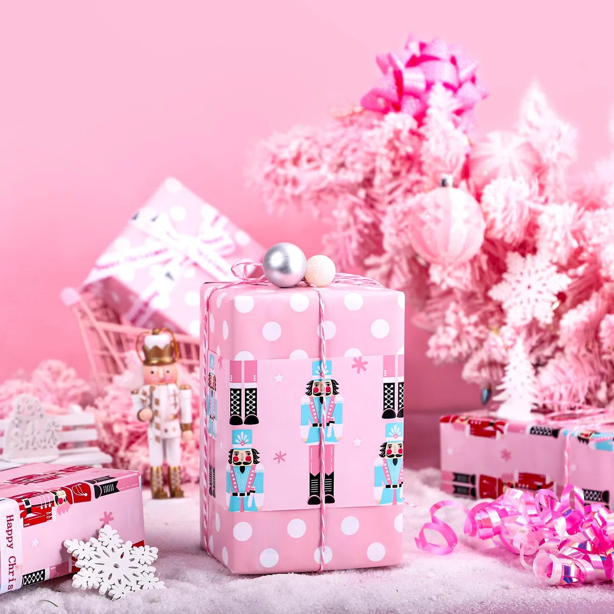 WRAPAHOLIC Wendbares Weihnachts-Geschenkpapier – Mini-Rolle – 43 cm x 100 cm – rosa Nussknacker-Geschenkpapier und Punkte-Design für Weihnachten, Urlaub, Party Feier